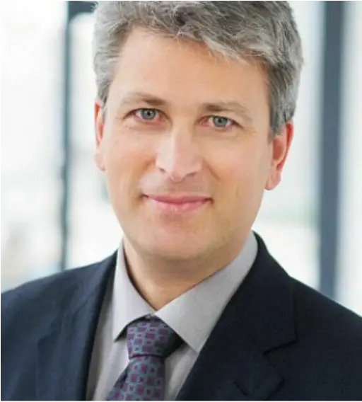 Das Bild zeigt ein Portrait von Dr. Sönke Lorberg-Fehring, der freundlich in die Kamera schaut und lächelt.