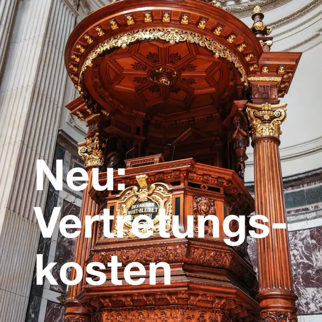 Das Bild zeigt eine sehr schöne und verzierte Kanzel. Text: "Neu: Vertretungskosten".
